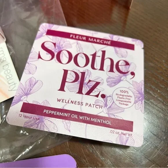 FREE PEOPLE make up bag with samples - Picture 7 of 7